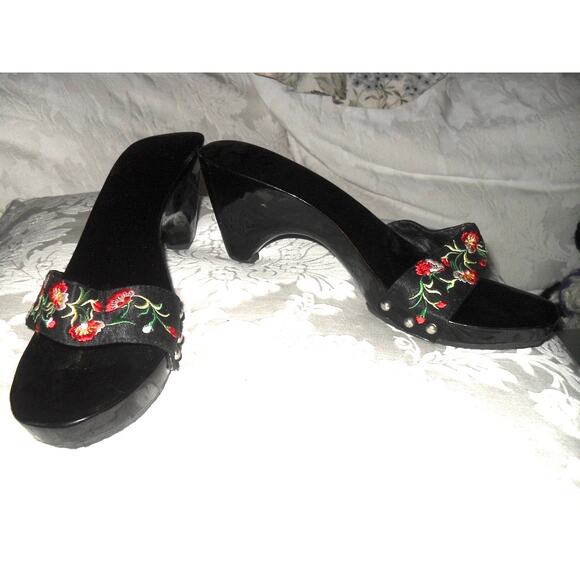 VINTAGE UNWORN GLOSSY BLACK WOOD PLATFORM HEELED SLIDES W/ EMBROIDERY 7 - Picture 1 of 7
